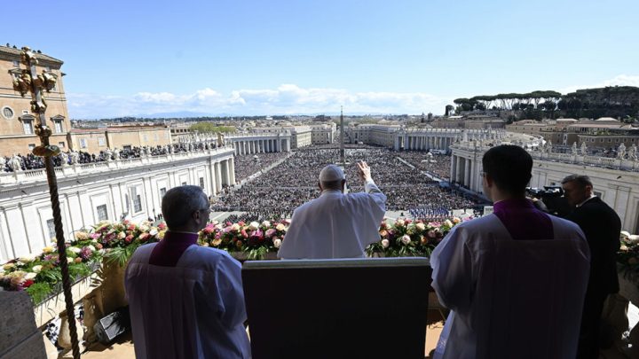 el papa reza para que la alegria pascual rompa la oscuridad del pecado la guerra y las luchas