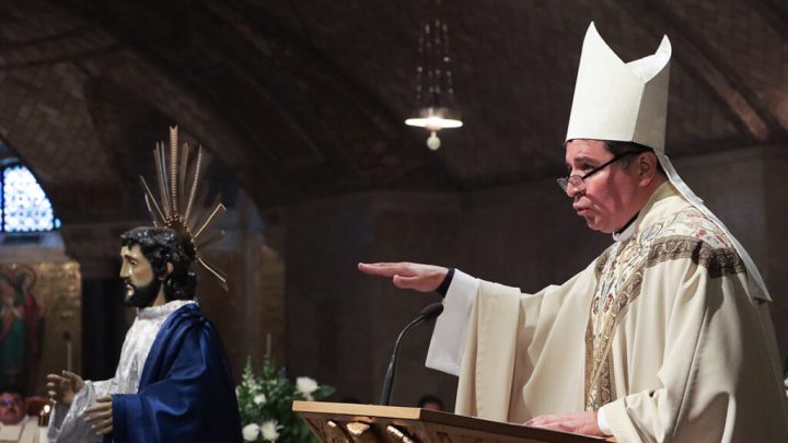 Obispo salvadoreño insta a una ‘transfiguración’ personal durante la celebración del Divino Salvador del Mundo