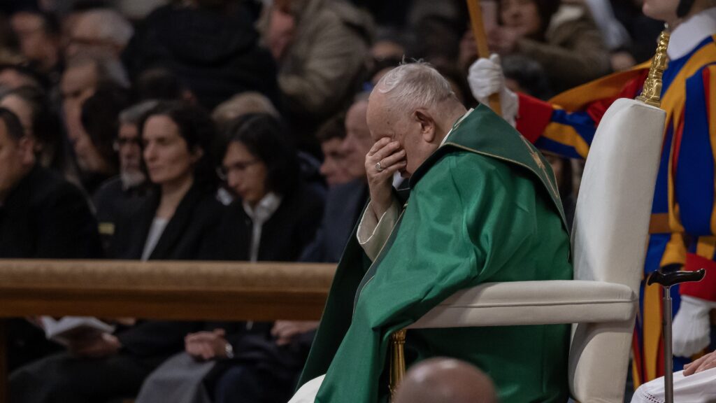 ‘La pobreza es un escándalo’, dice el Papa, y los cristianos deben destinar sus dones a la caridad