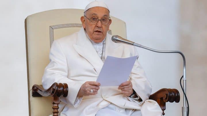 El Papa, aún convaleciente, insta a los soberbios a no juzgar