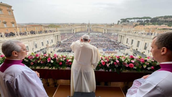 En Pascua, el Papa pide a Cristo que ‘haga rodar’ las piedras de la guerra en todo el mundo