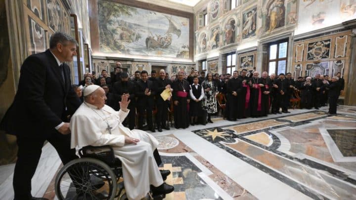 El Papa dice a sacerdotes latinoamericanos: Sean iconos de Cristo, sequen las lágrimas como la Verónica
